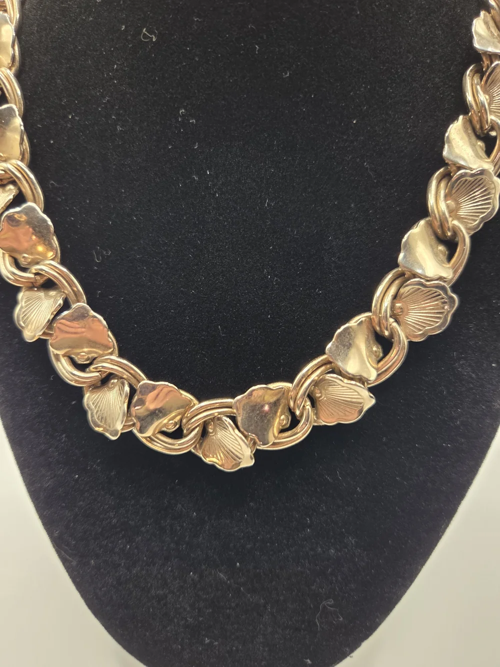 1669. Vintage Gold-Tone Floral Link Necklace